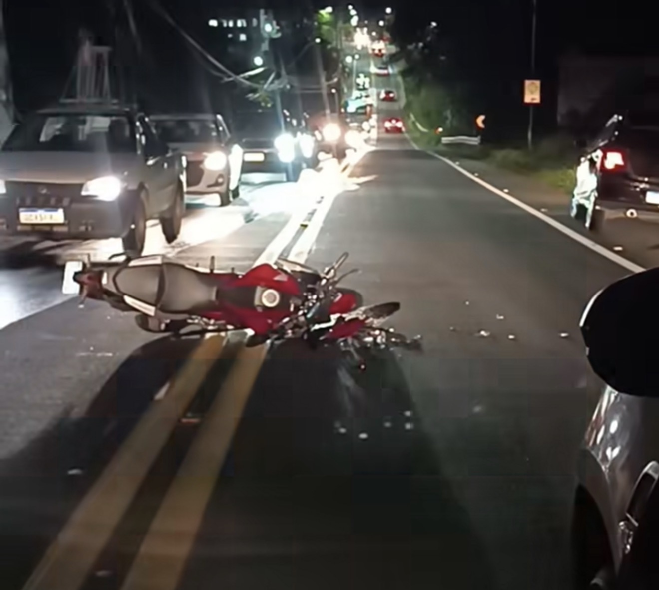 Acidente entre carro e moto deixa ferido em Anchieta