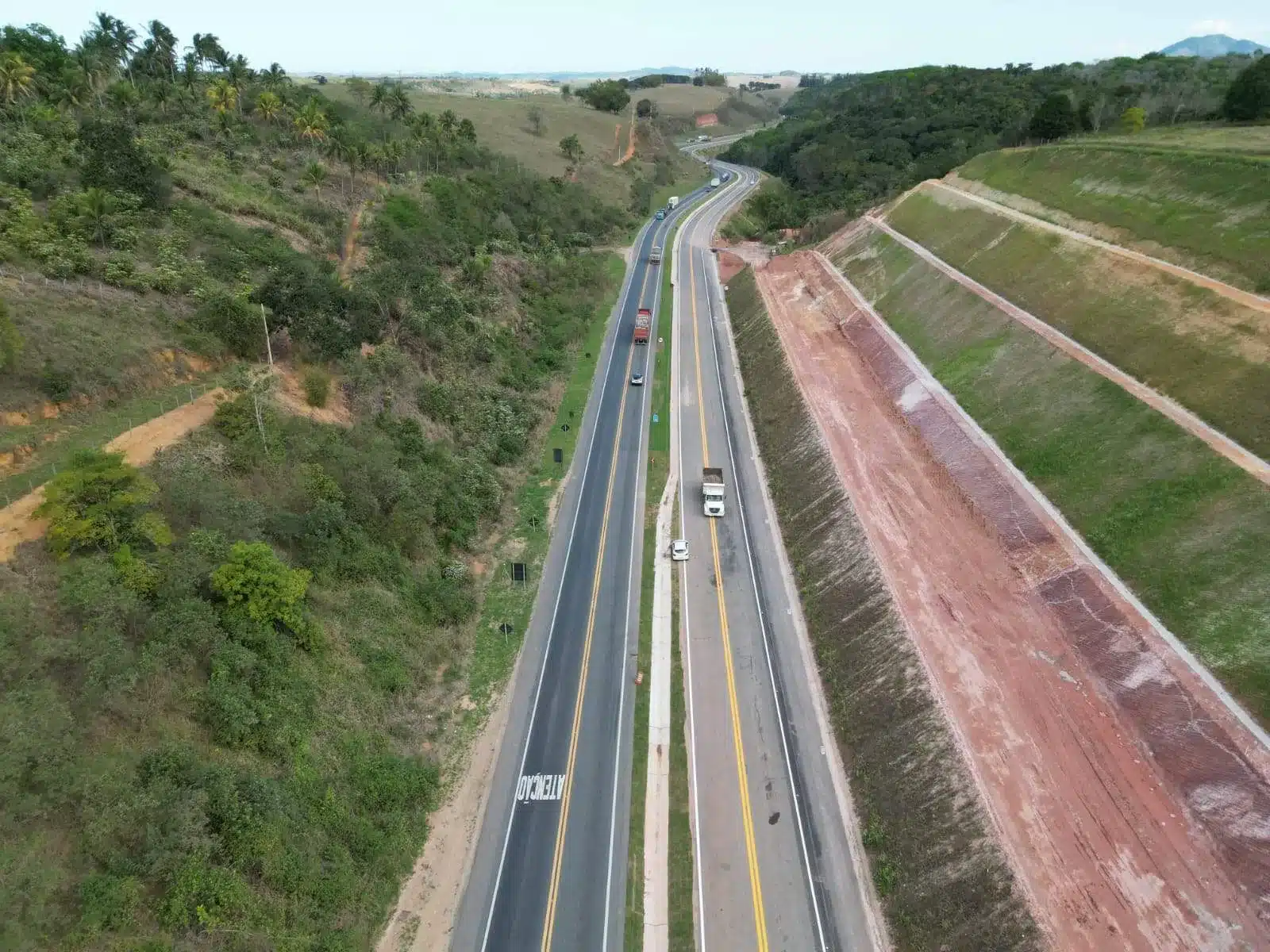 Interdição total na BR-101 em Anchieta para detonação de rochas nesta terça