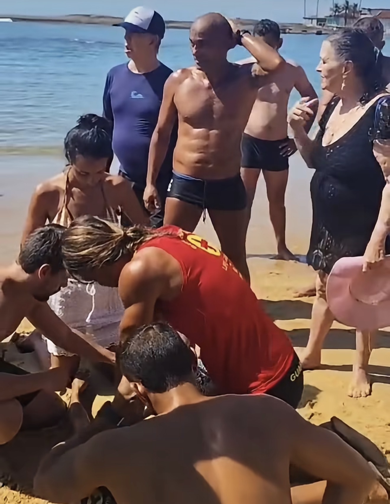 Homem passal mal e é socorrido em Guarapari
