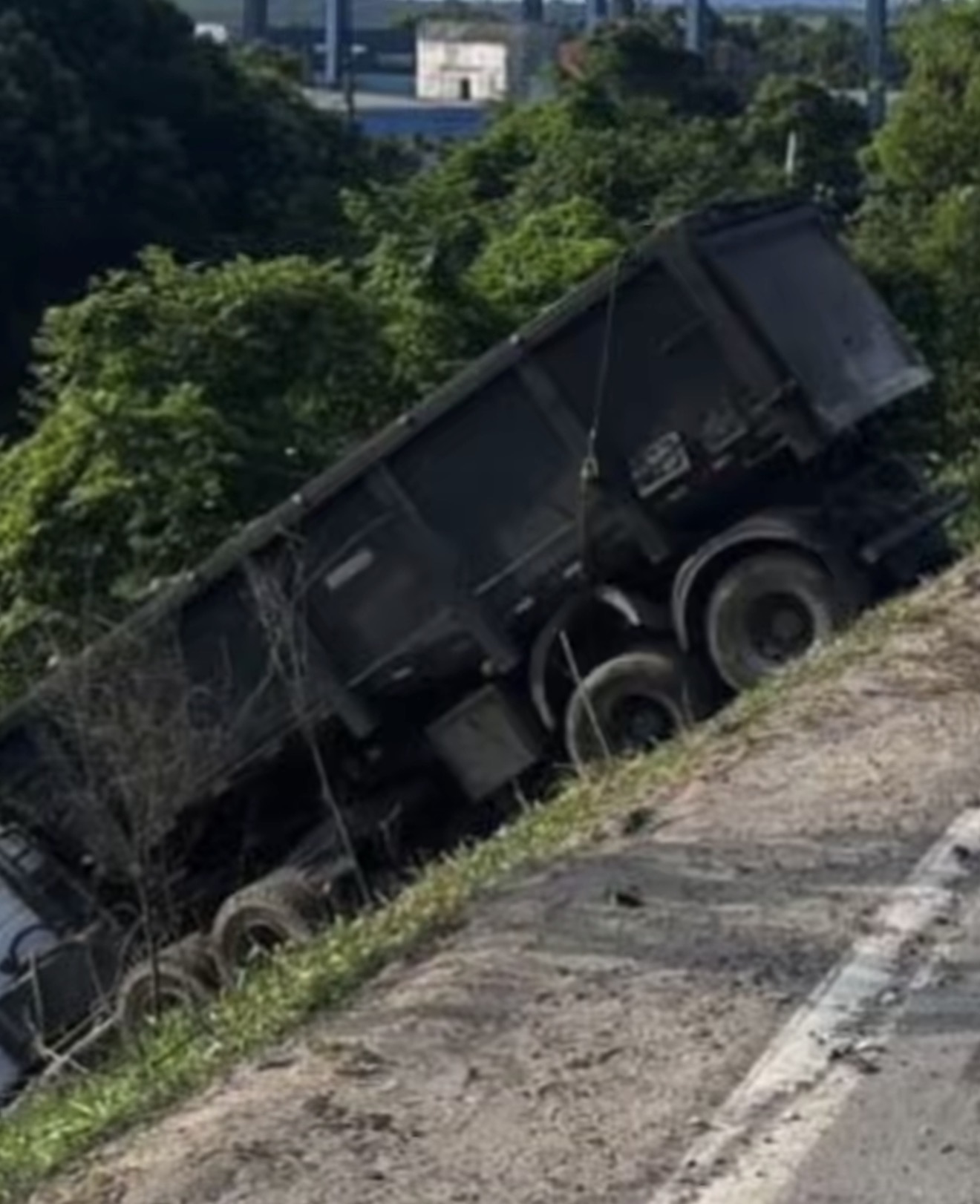 Carreta cai em ribanceira na Rodovia do Contorno, em Cariacica