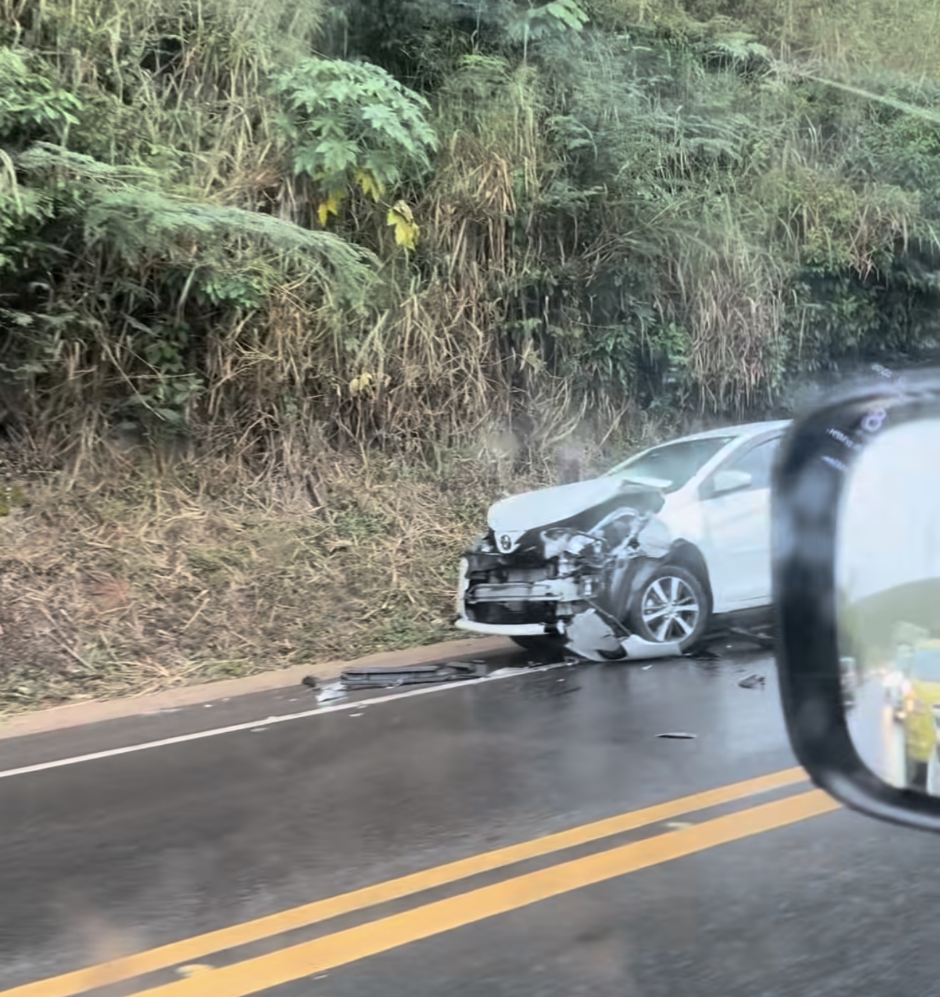 Acidente envolvendo três veículos deixa trânsito lento na BR-101, em Iconha neste domingo