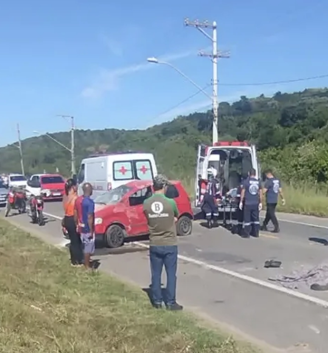 Grave acidente deixa trânsito interditado em Meaípe, em Guarapari